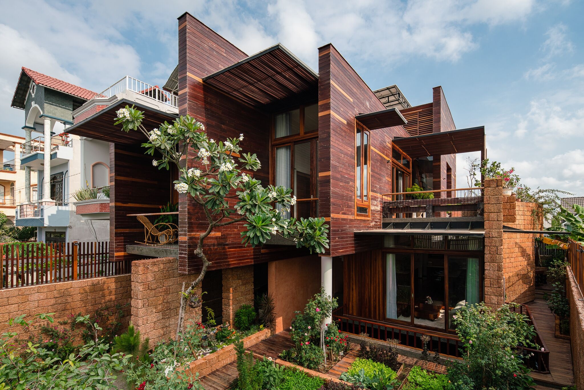 Can nha da ong va go cua gia dinh nho yeu thien nhien hinh anh