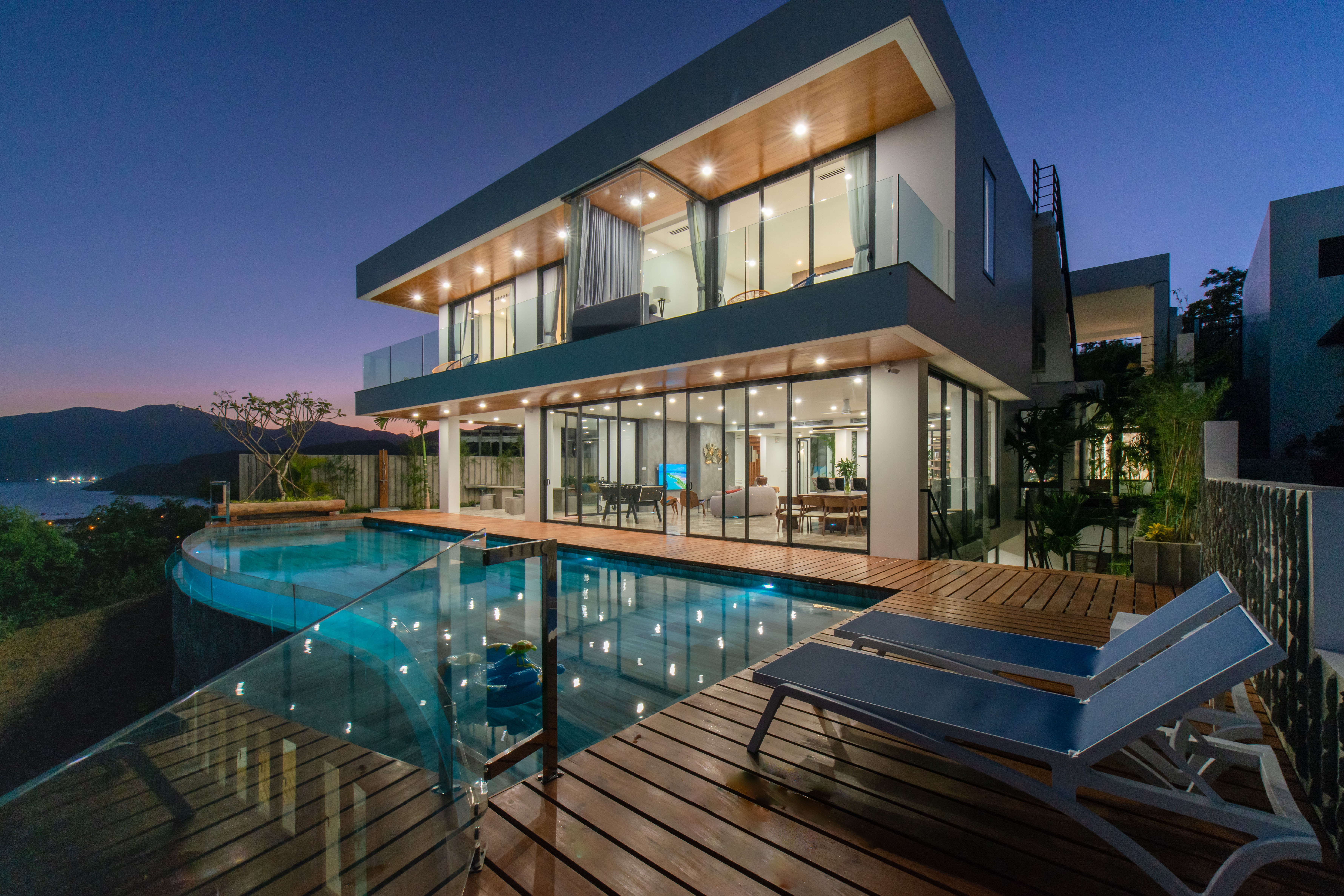 Biet thu sang trong ben vach nui giua pho bien Nha Trang hinh anh