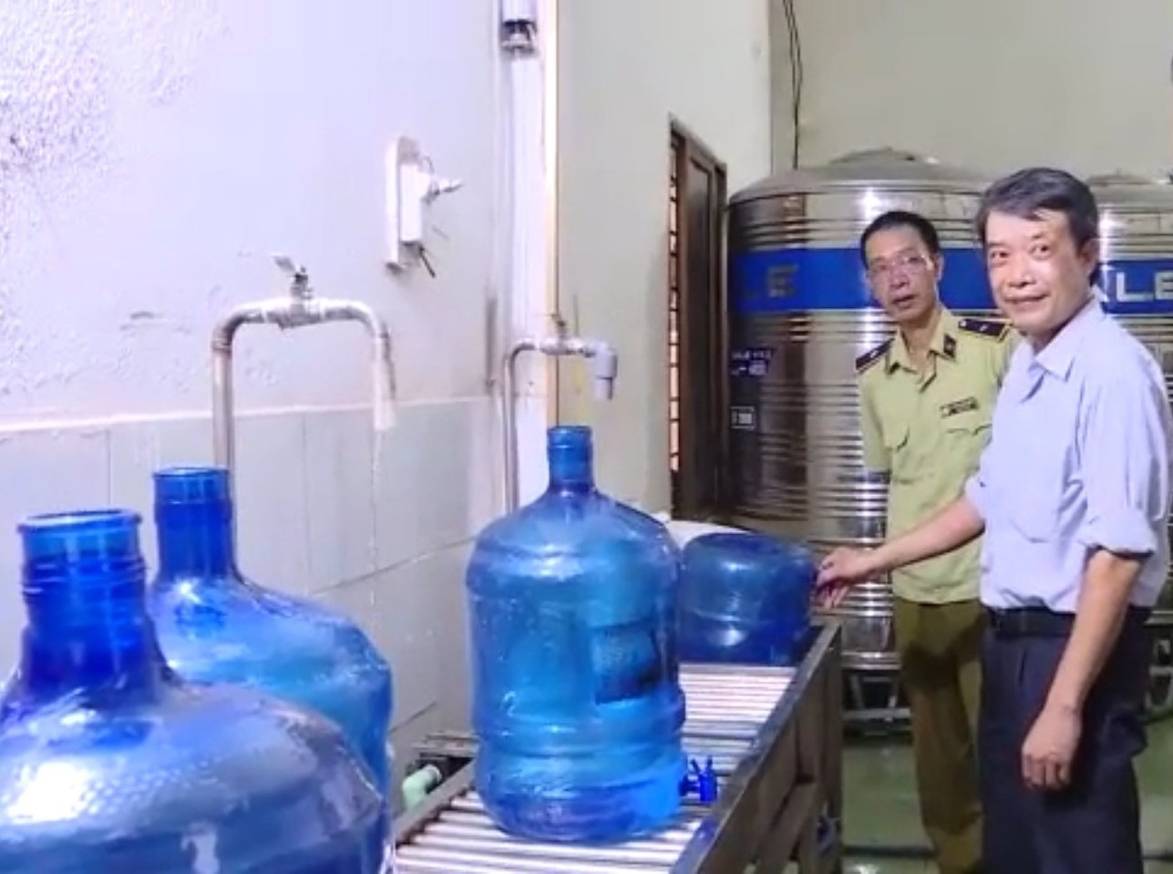 Phat hien co so san xuat nuoc uong tu muong nuoc thai sinh hoat hinh anh