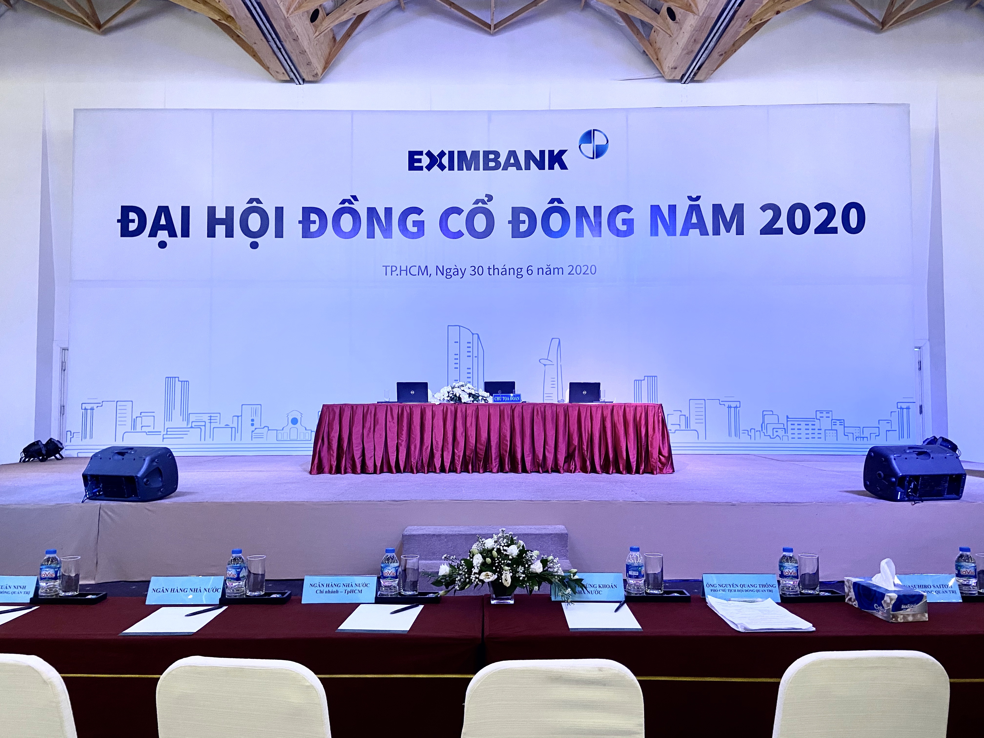 Hai dai hoi co dong cua Eximbank bat thanh trong mot ngay hinh anh