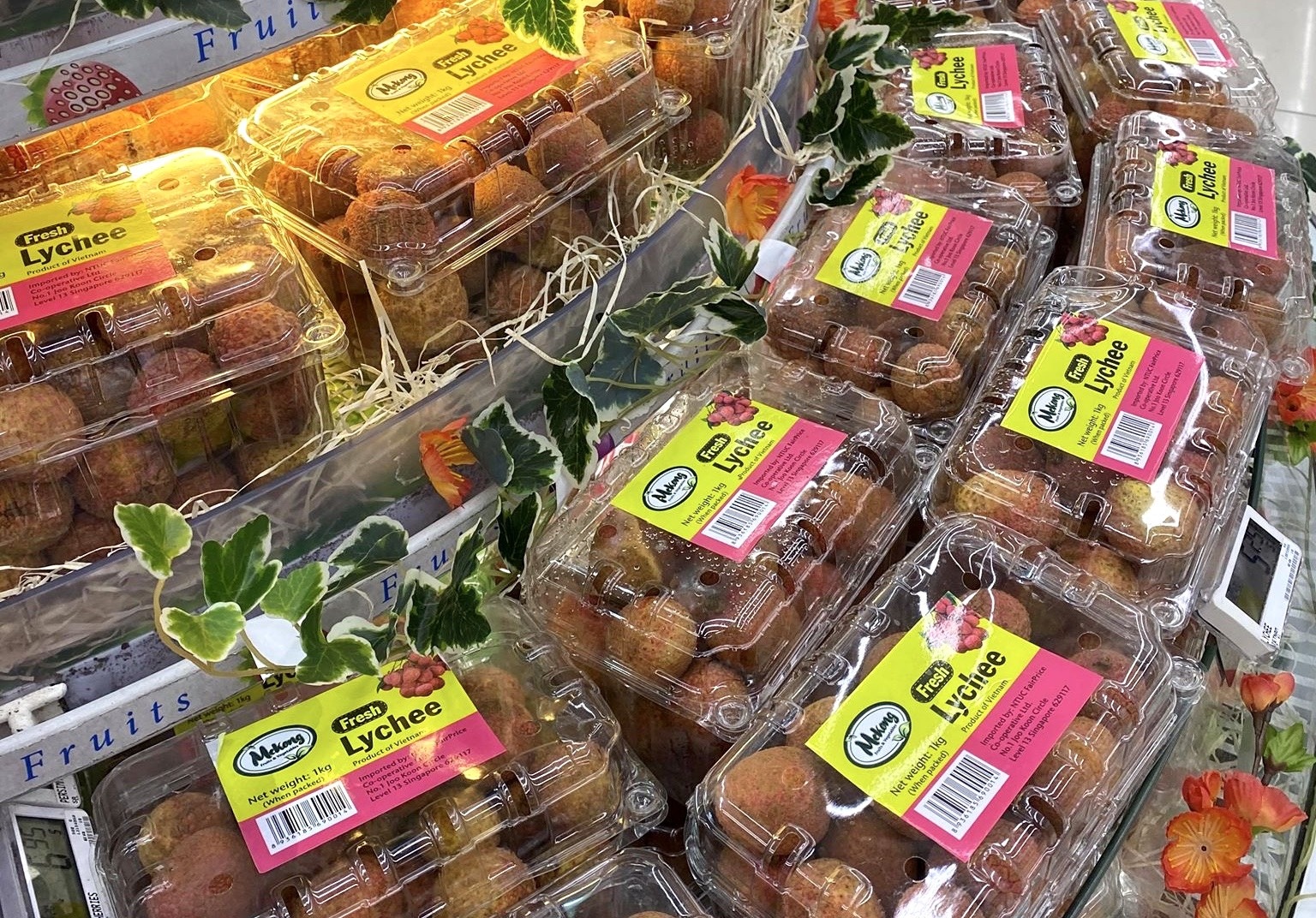 Vai thieu Viet lan dau sang Singapore, gia 100.000 dong/kg hinh anh