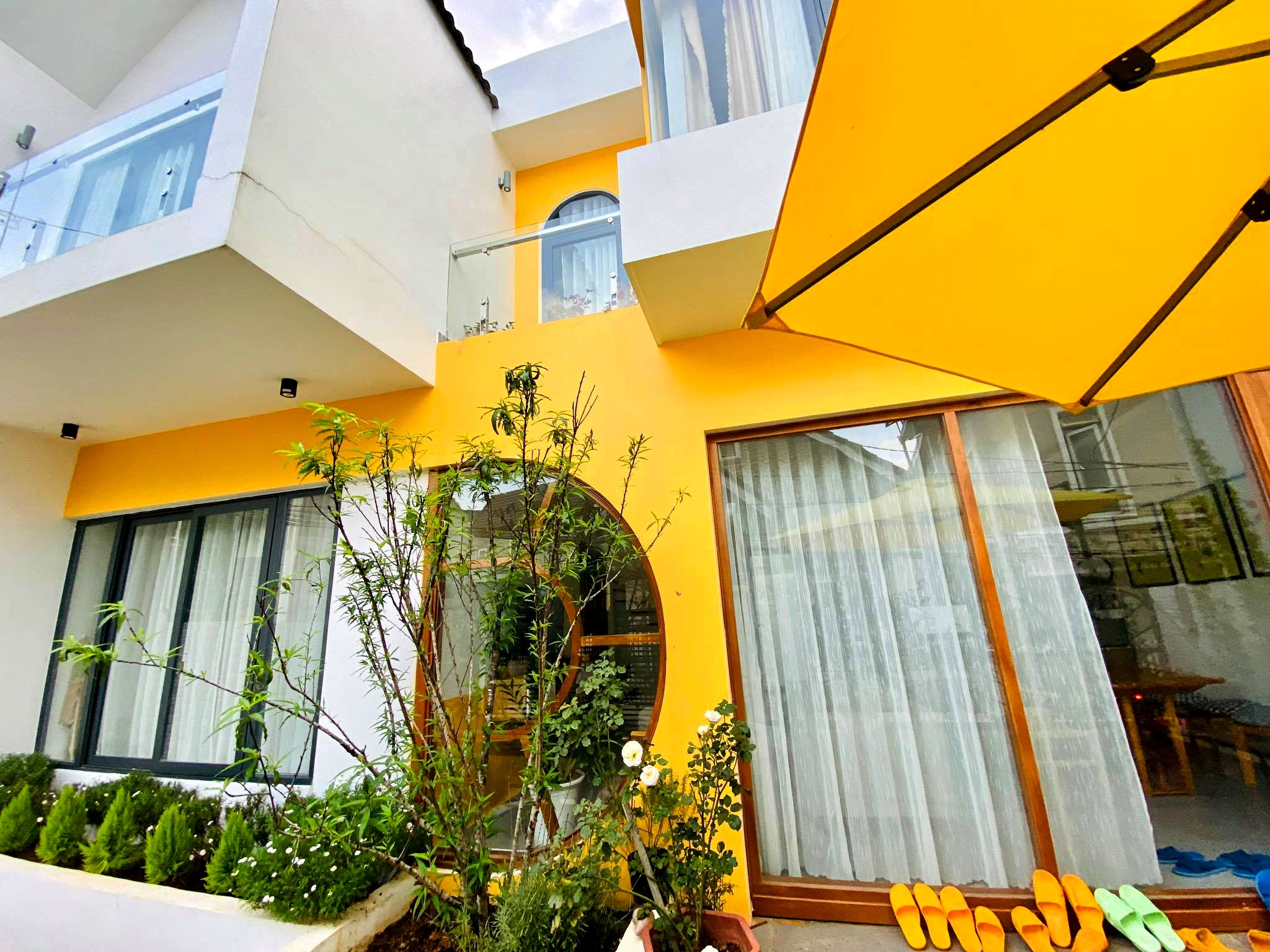 ngoi nha nhieu anh sang, anh 2