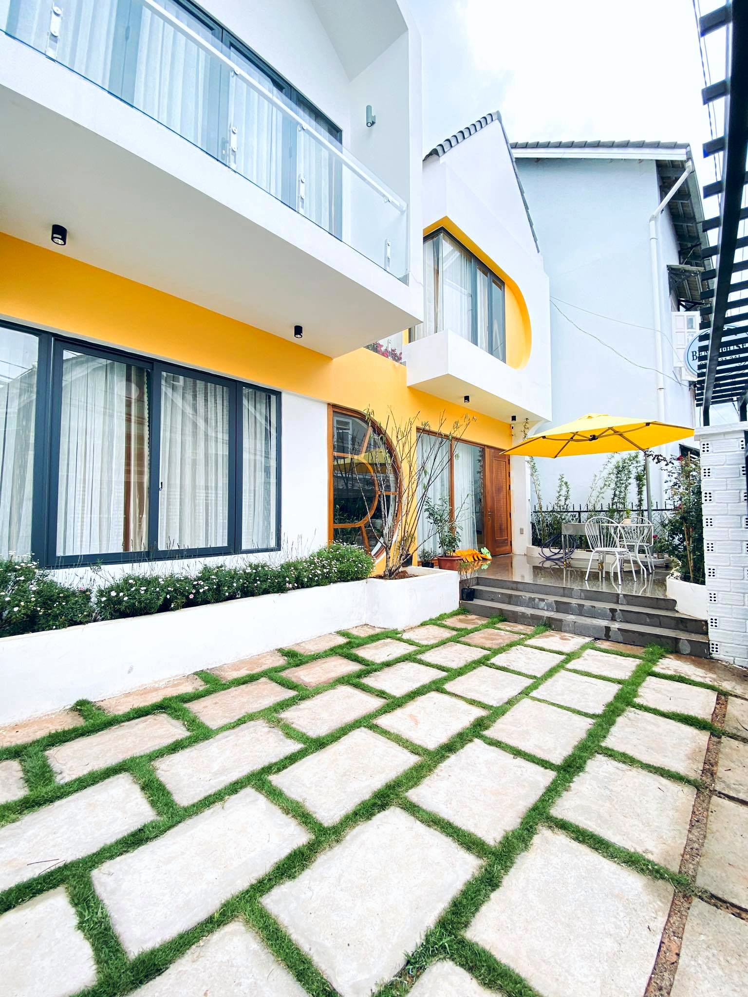 ngoi nha nhieu anh sang, anh 1