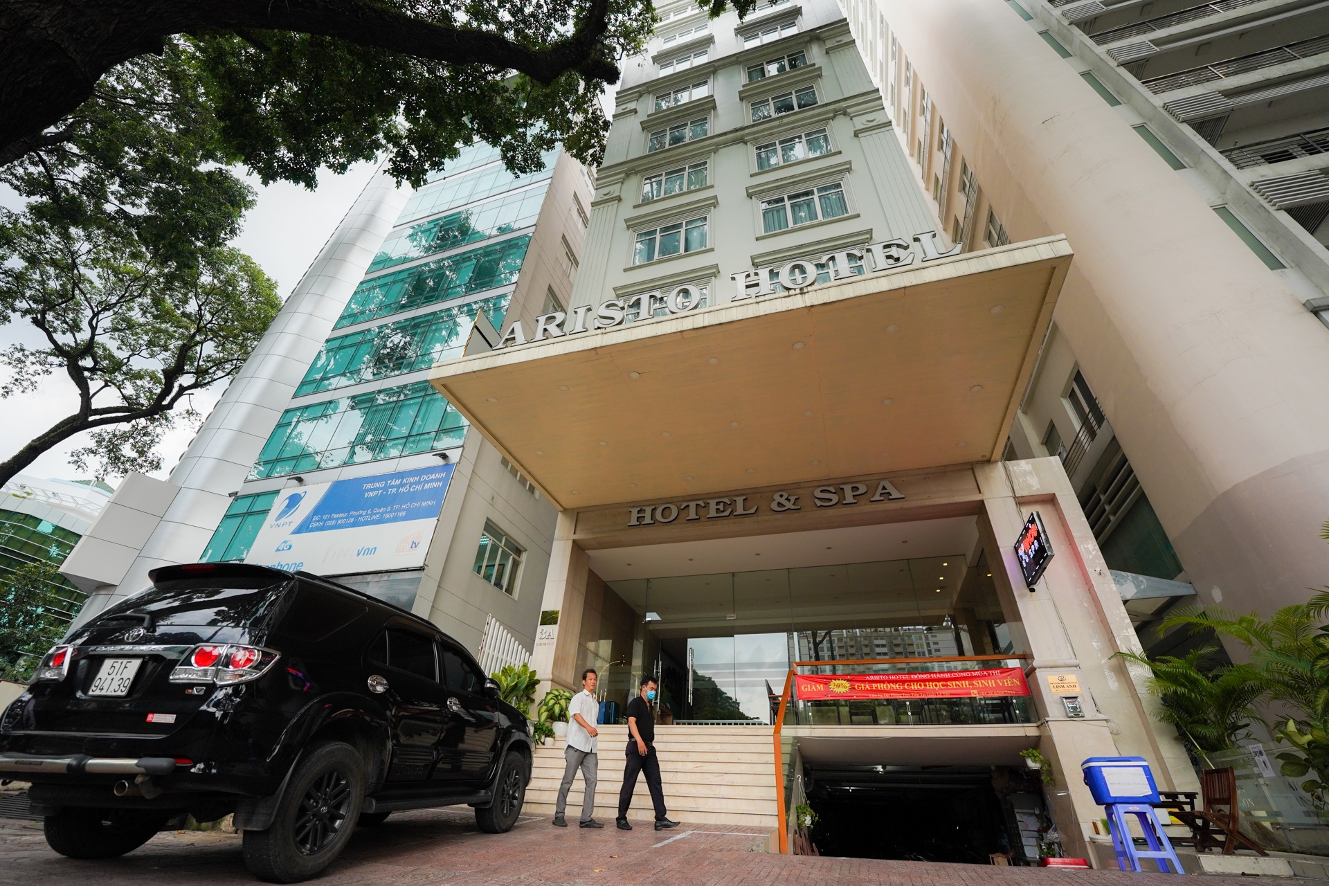 Chu khach san tai Viet Nam tim loi thoat anh 1