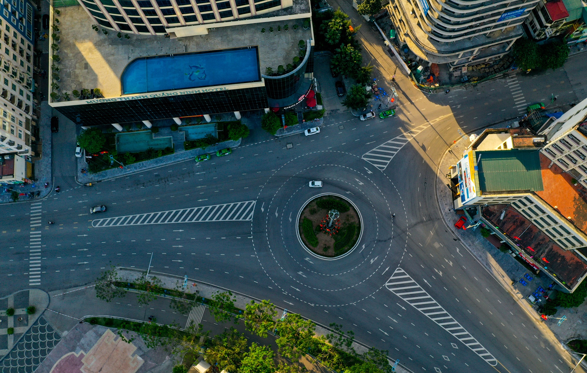 Khach san tram ty duoc rao ban khap noi hinh anh