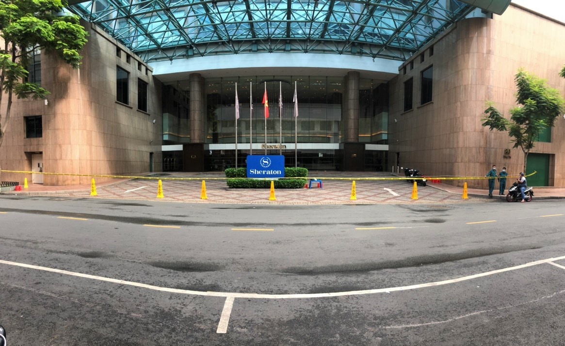 Khach san tram ty rao ban anh 3