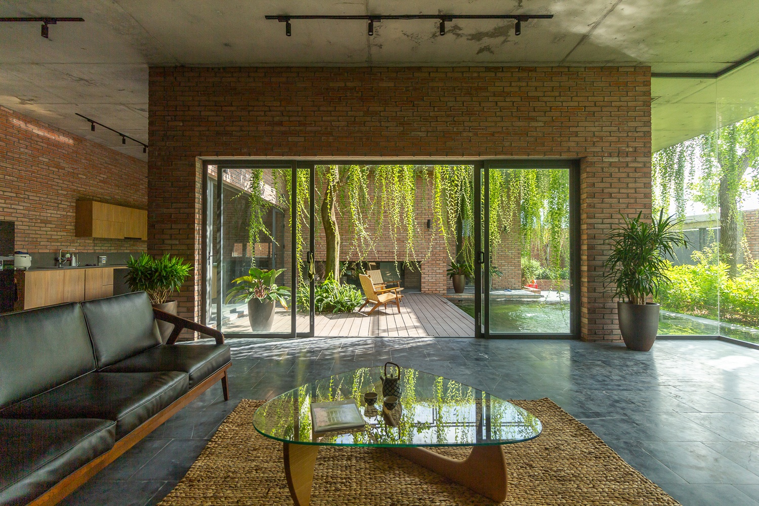 Ngoi nha gach do duoc bao phu boi lop rem cay hinh anh