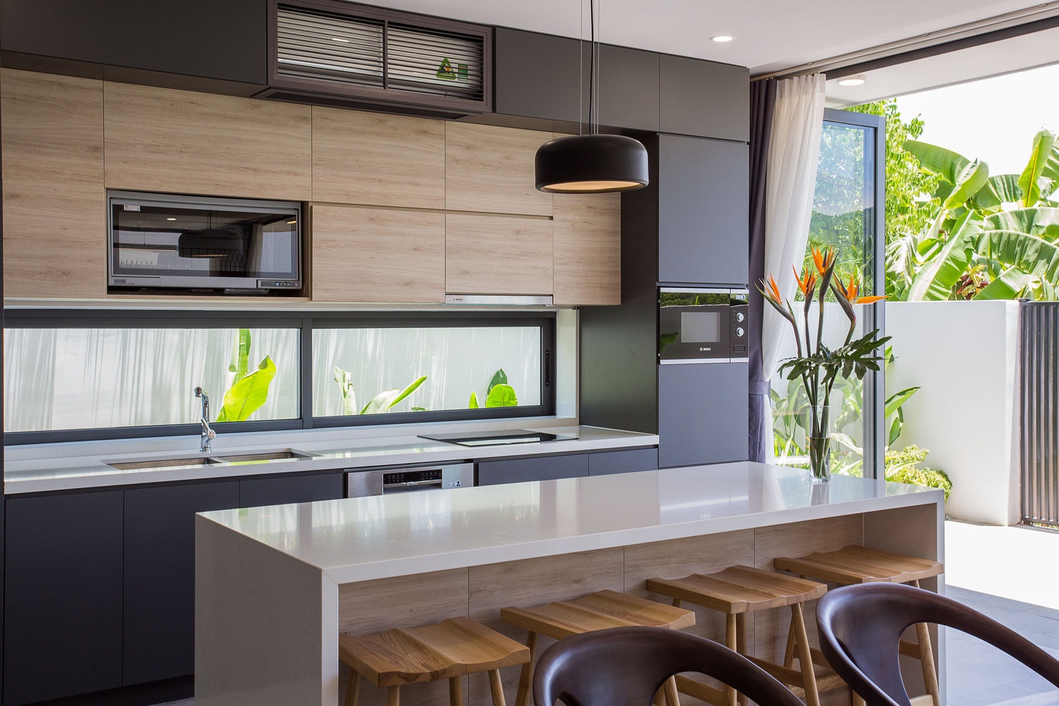 Ngoi nha tran ngap nang va gio tai Da Nang hinh anh