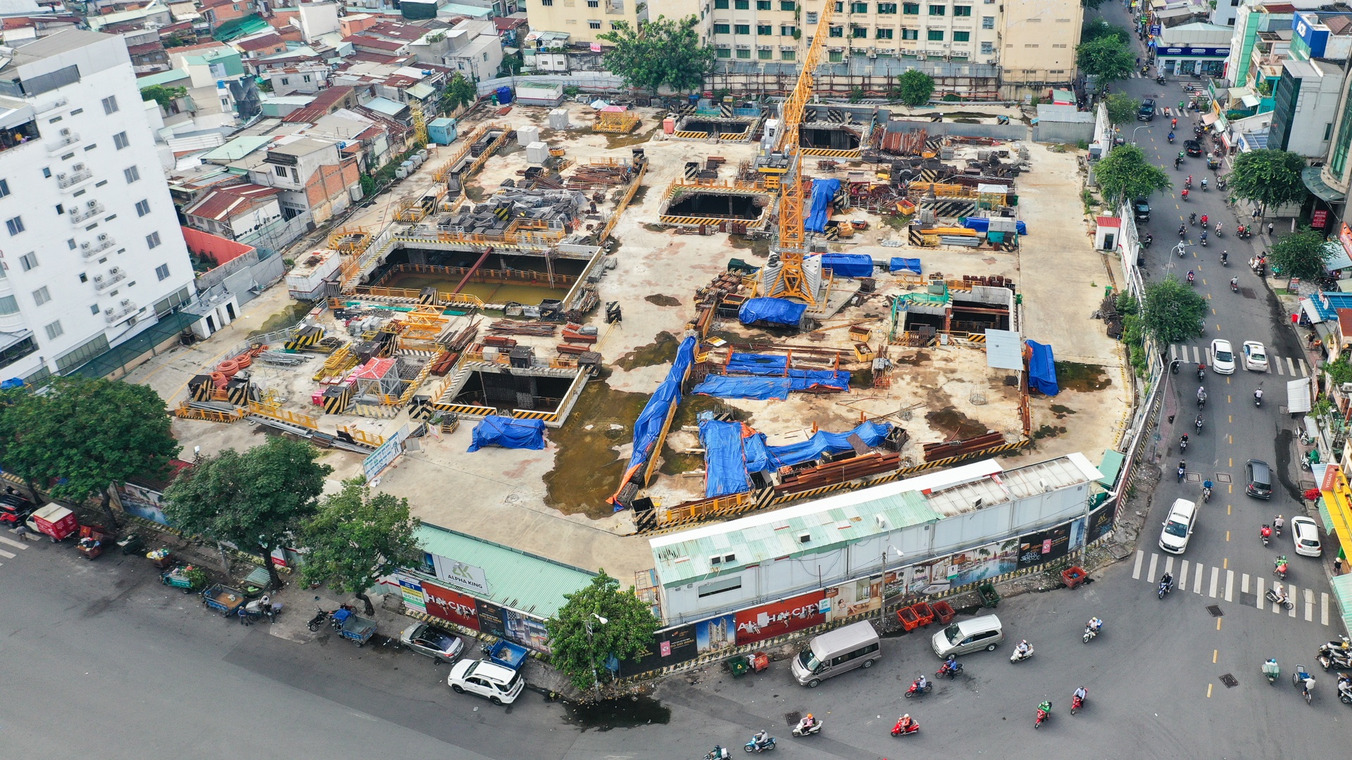 So phan nhung lo dat vang trong tay Alpha King hinh anh