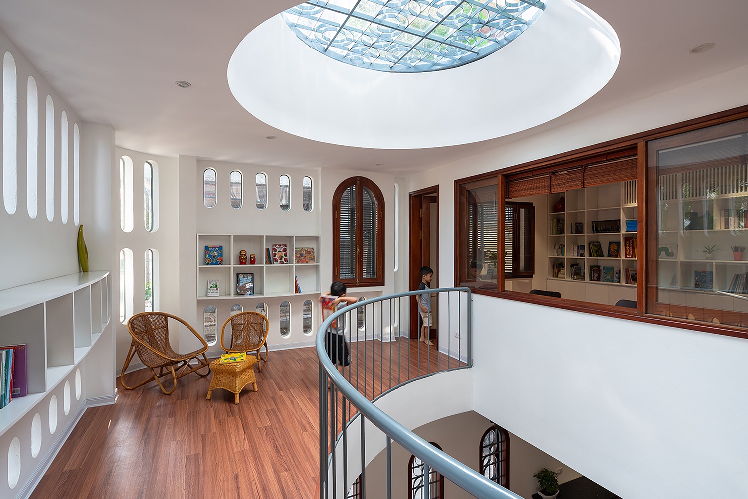 Ngoi nha duoc thiet ke nhu thu vien nho hinh anh