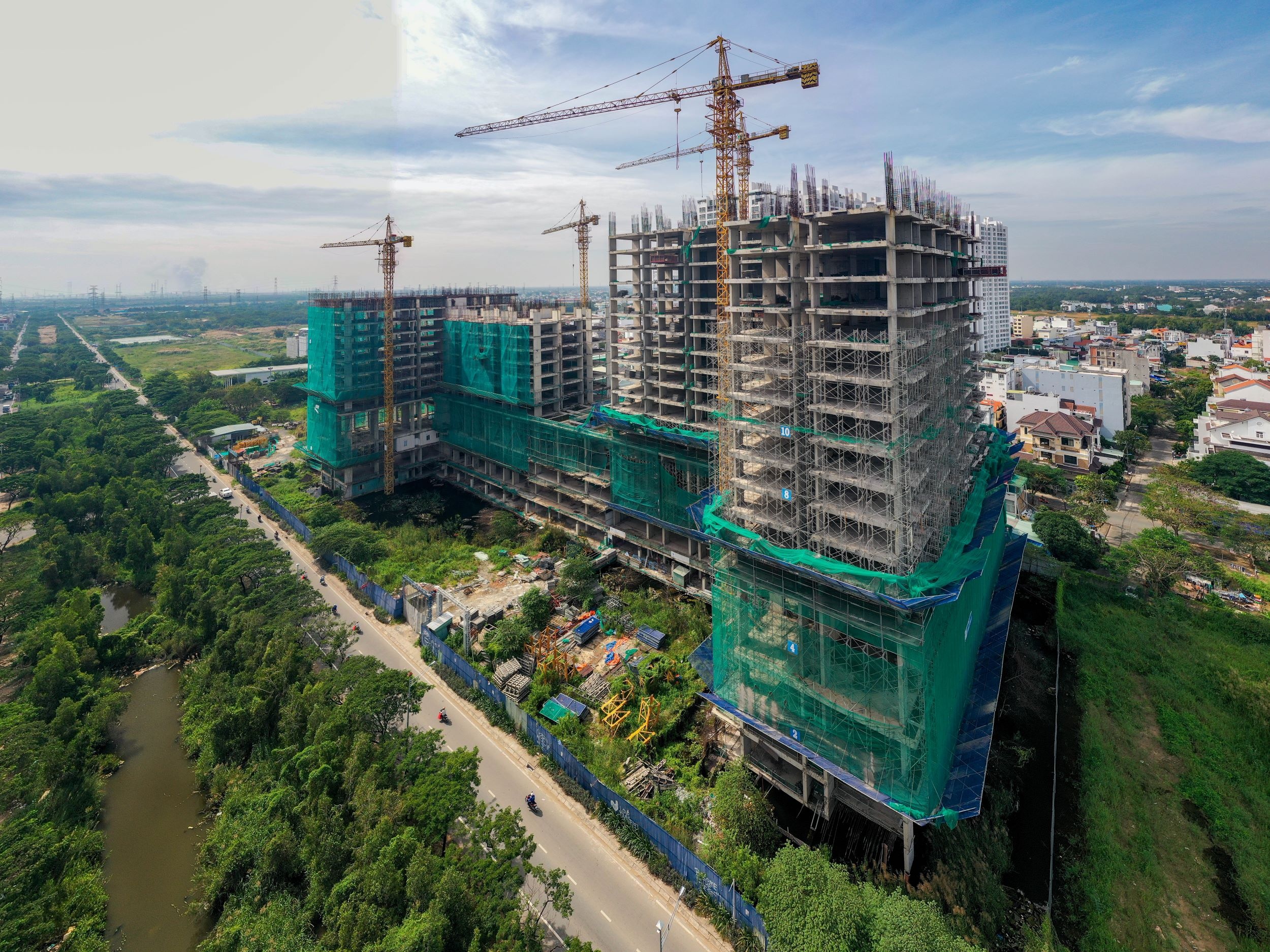 Chung cu bo hoang tren duong Nguyen Huu Tho vi sai pham hinh anh