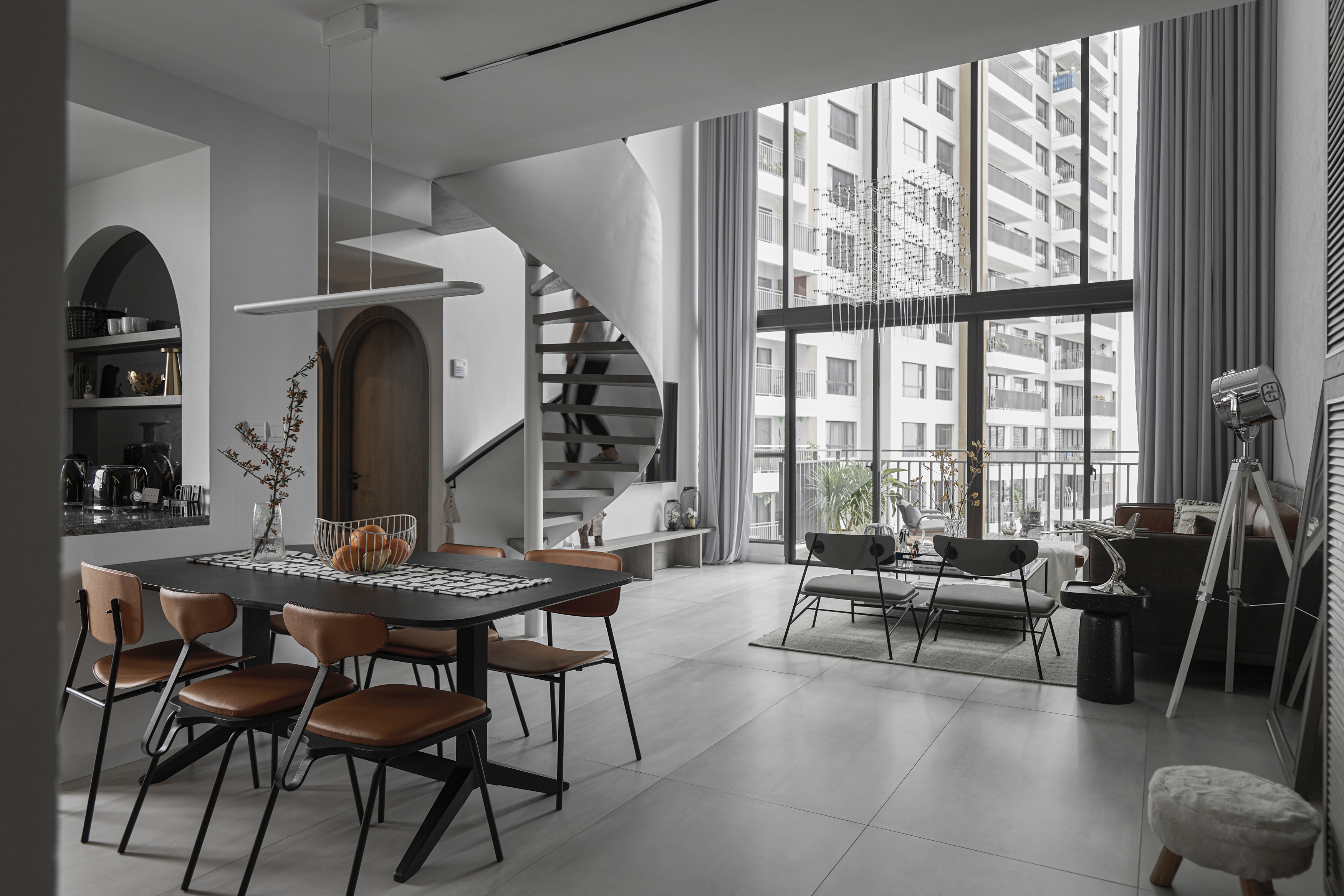 Can ho duplex sang trong voi tong mau xam tai quan 7 hinh anh