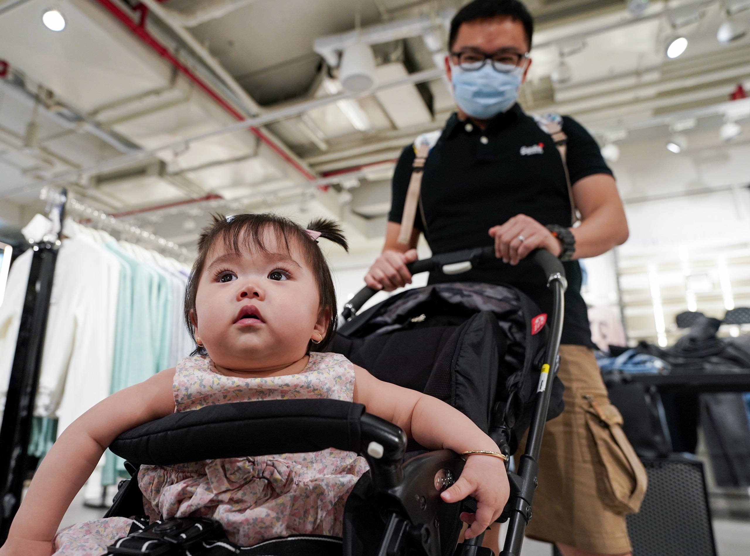 Nhung ong bo trong con cho vo ’san sale’ ngay Black Friday hinh anh