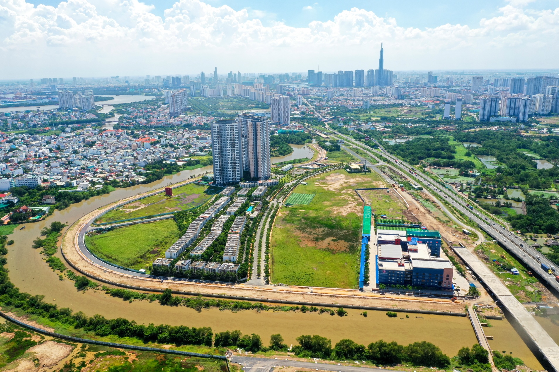 Cuoc dua M&A cua cac dai gia bat dong san hinh anh