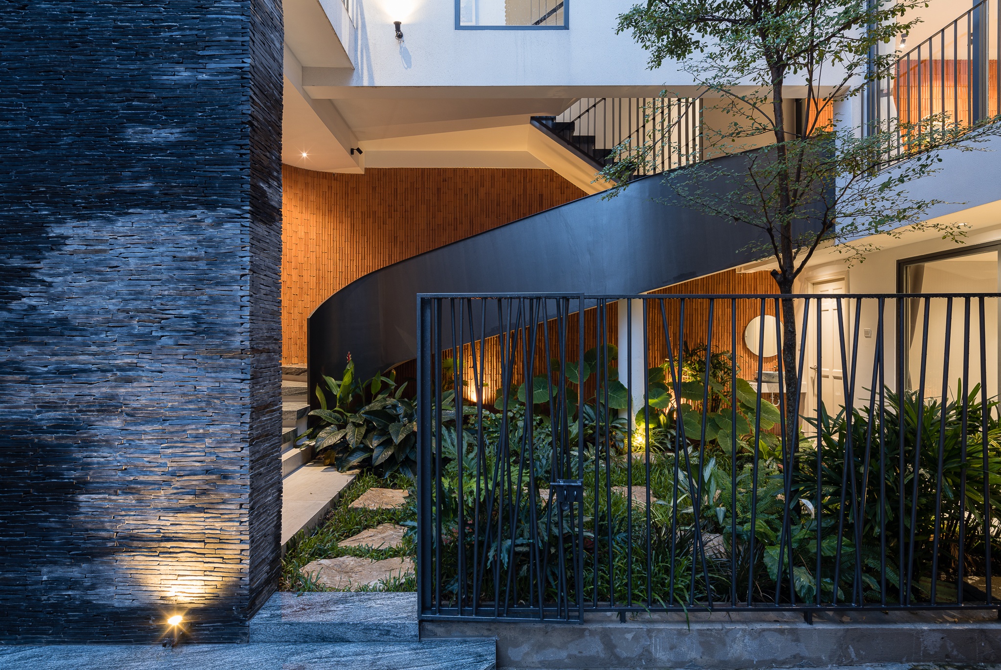 Ngoi nha lech tang co vuon xanh cua gia dinh 3 the he o TP.HCM hinh anh