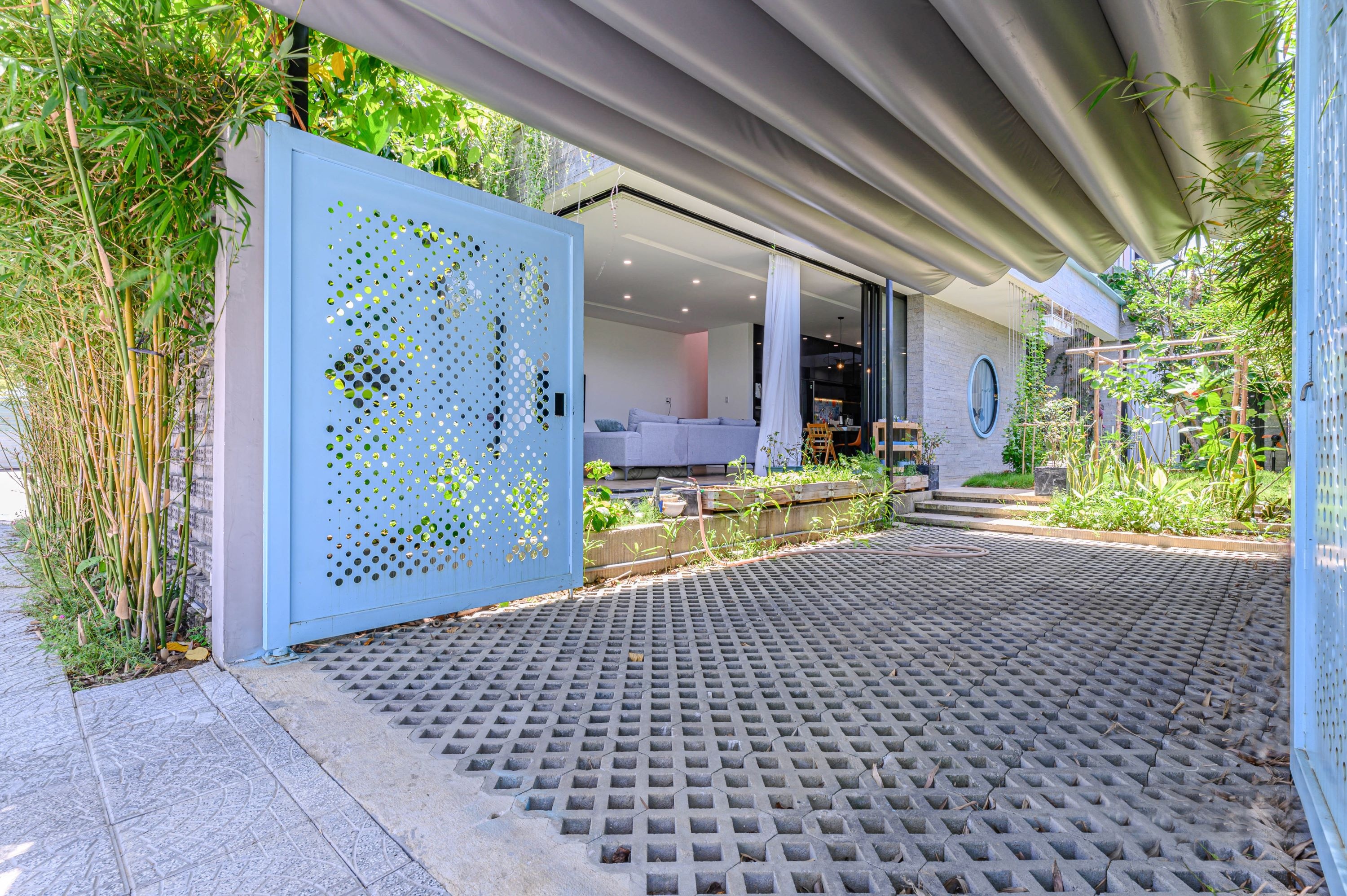 Ngoi nha moc mac nhieu cay xanh anh 2