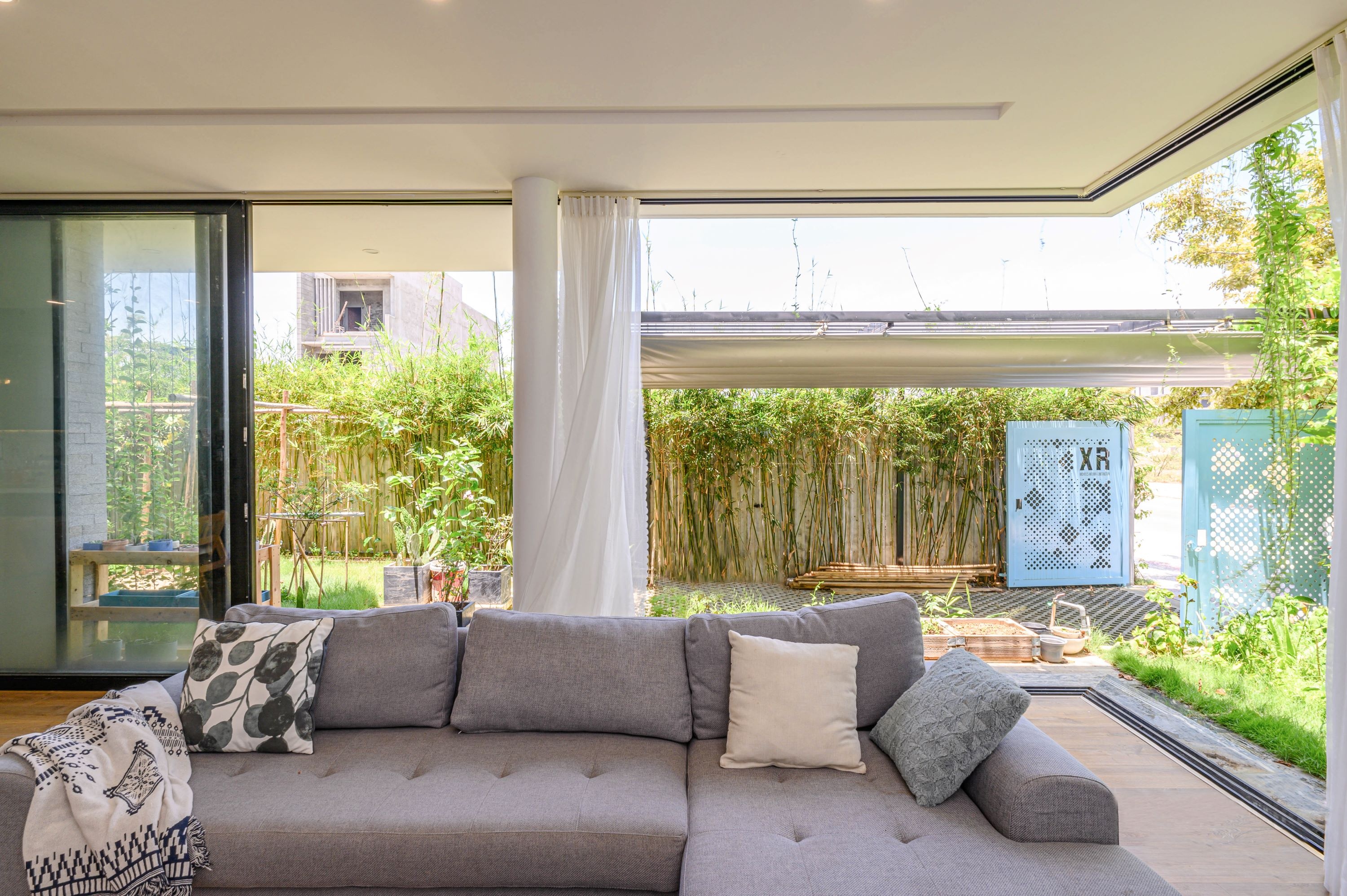 Ngoi nha moc mac nhieu cay xanh anh 4