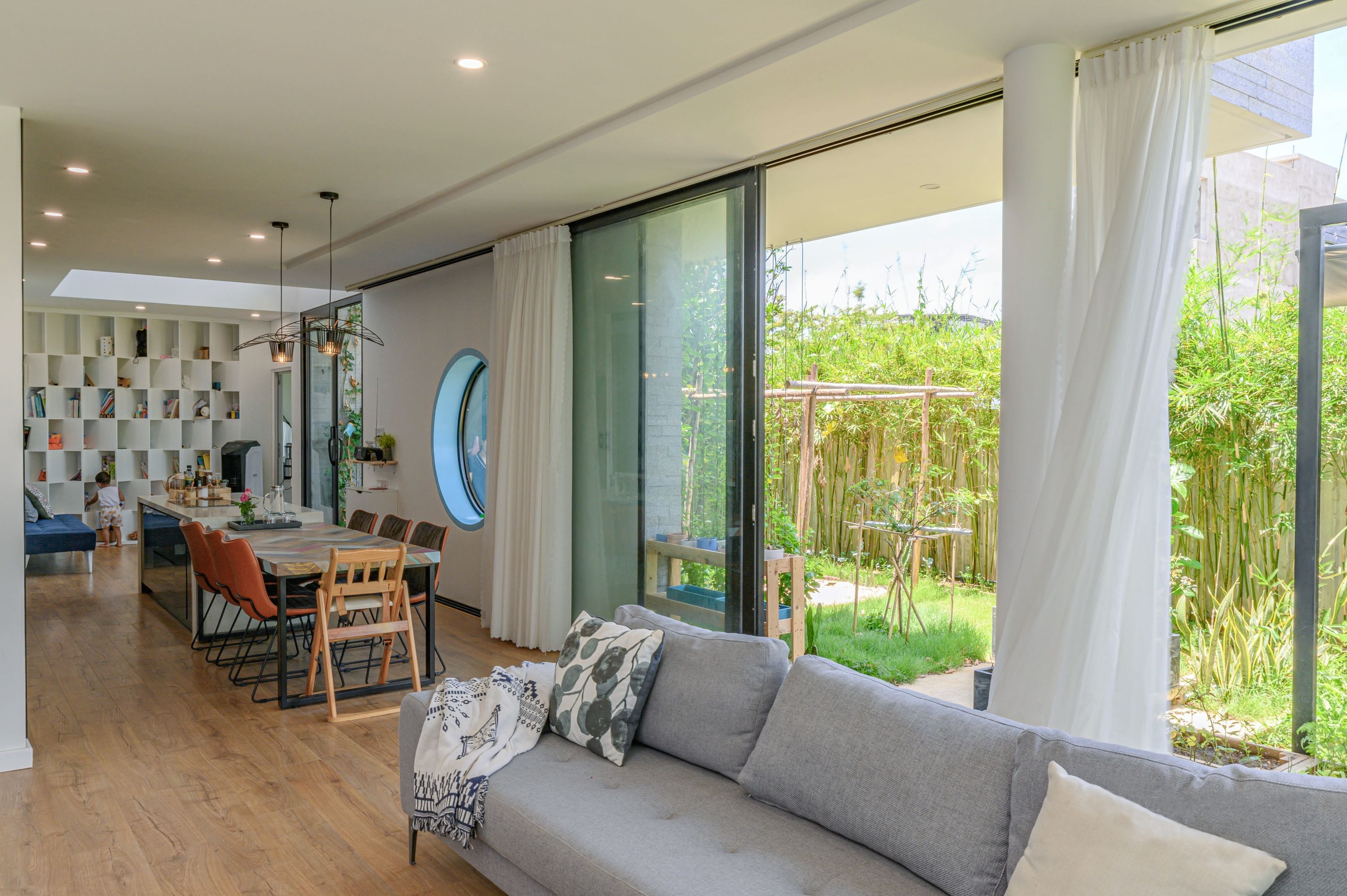 Ngoi nha moc mac nhieu cay xanh anh 5