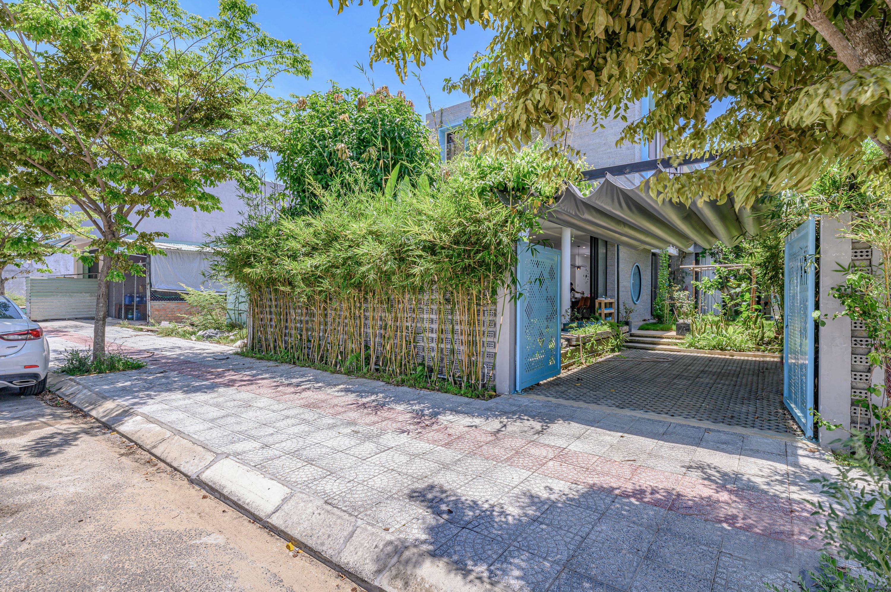 Ngoi nha moc nhieu cay xanh cua gia dinh tre hinh anh