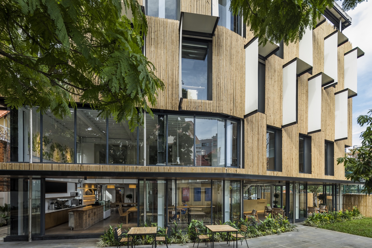 Toa nha van phong nhu khu vuon nhiet doi o Thao Dien hinh anh