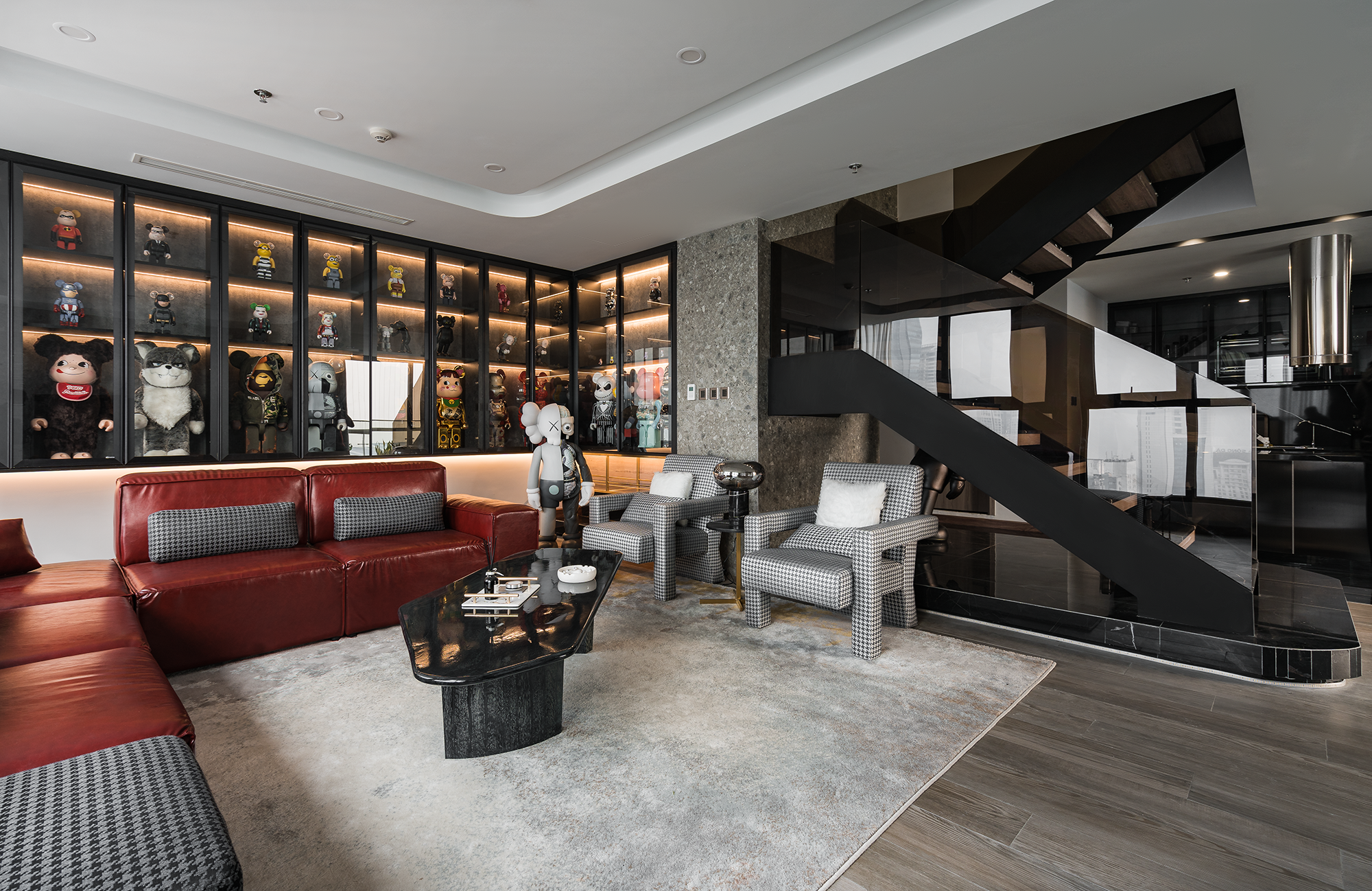 Can ho cua co gai me Kaws & Bearbricks tai Ha Noi hinh anh