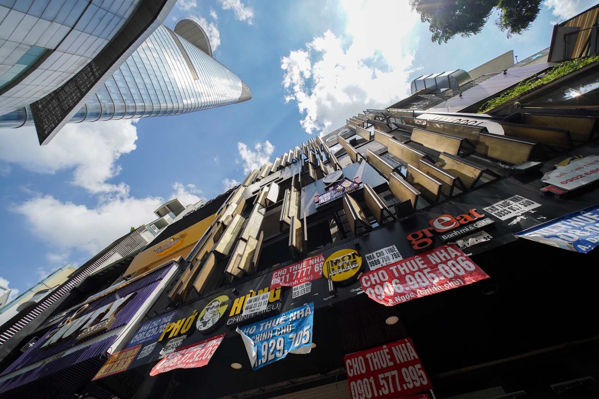 nha pho trung tam TP.HCM kiet suc vi Covid-19 anh 6