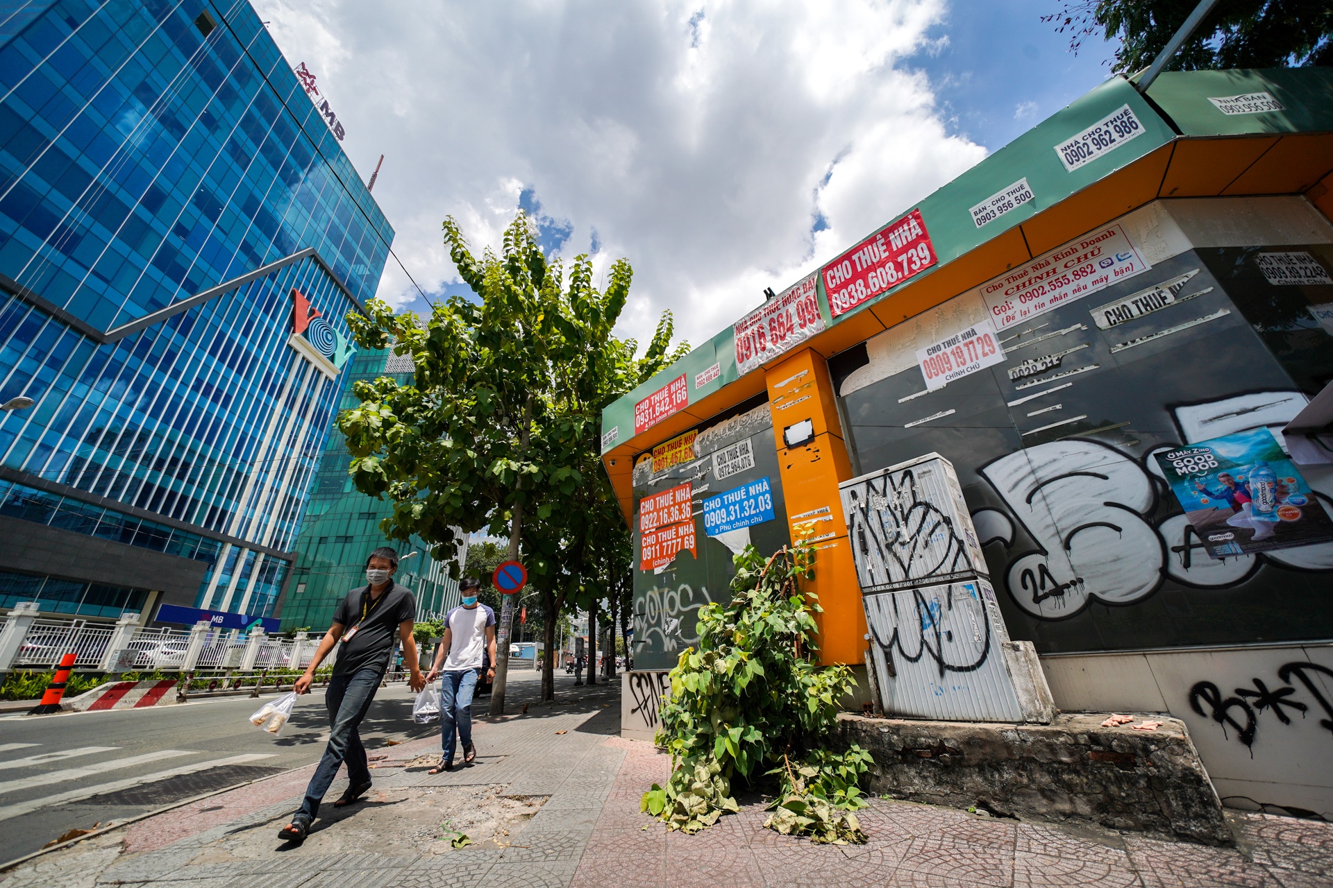 nha pho trung tam TP.HCM kiet suc vi Covid-19 anh 3