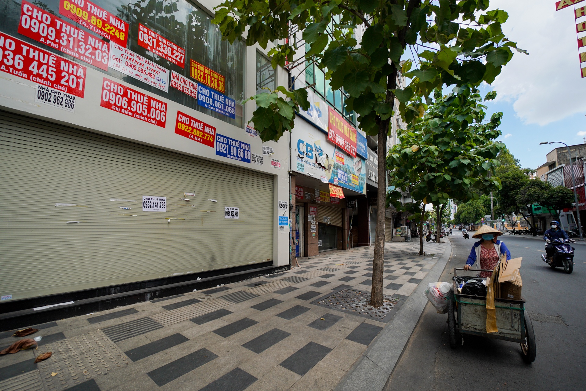 nha pho trung tam TP.HCM kiet suc vi Covid-19 anh 1