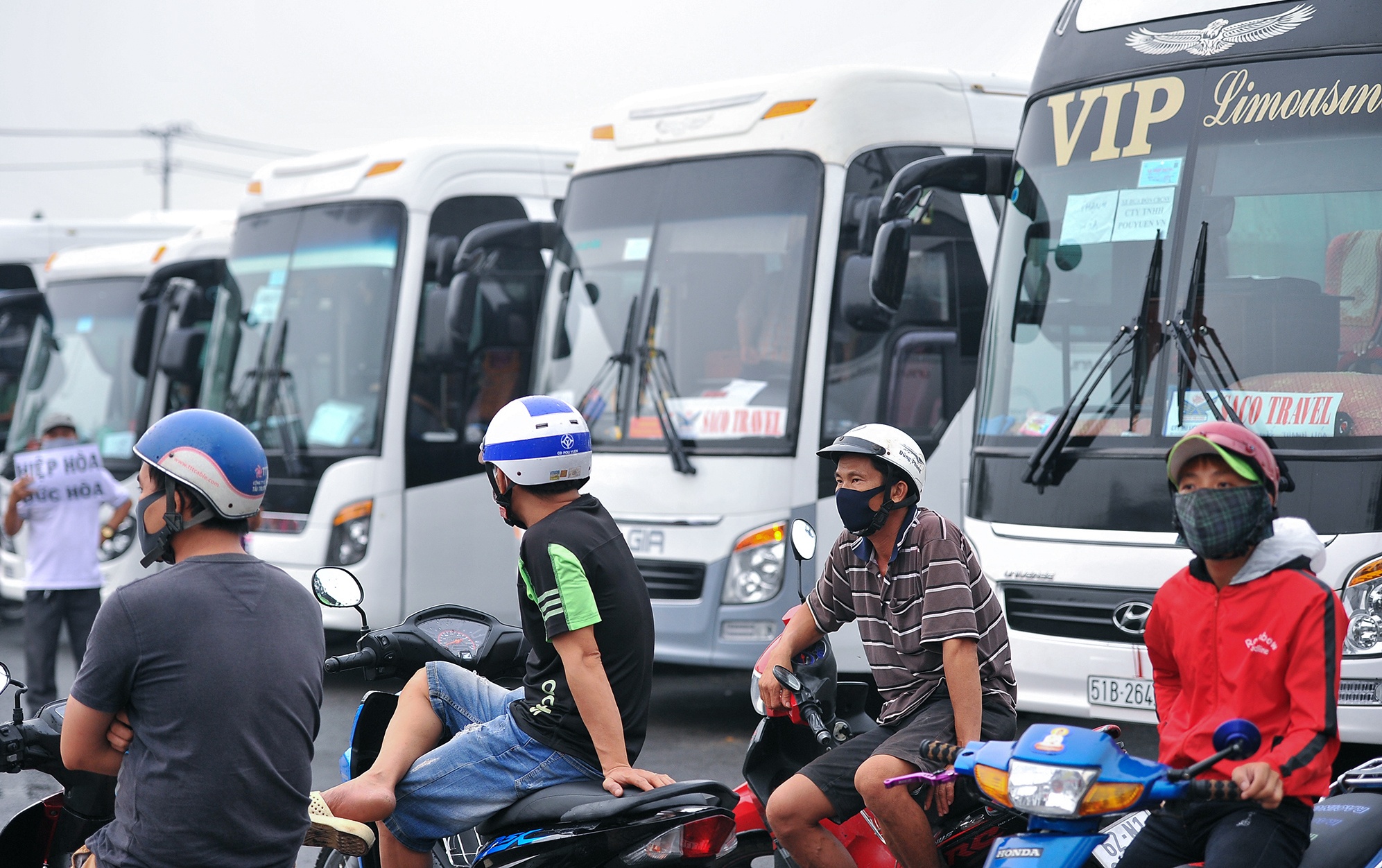 cong nhan TP.HCM ve que anh 2