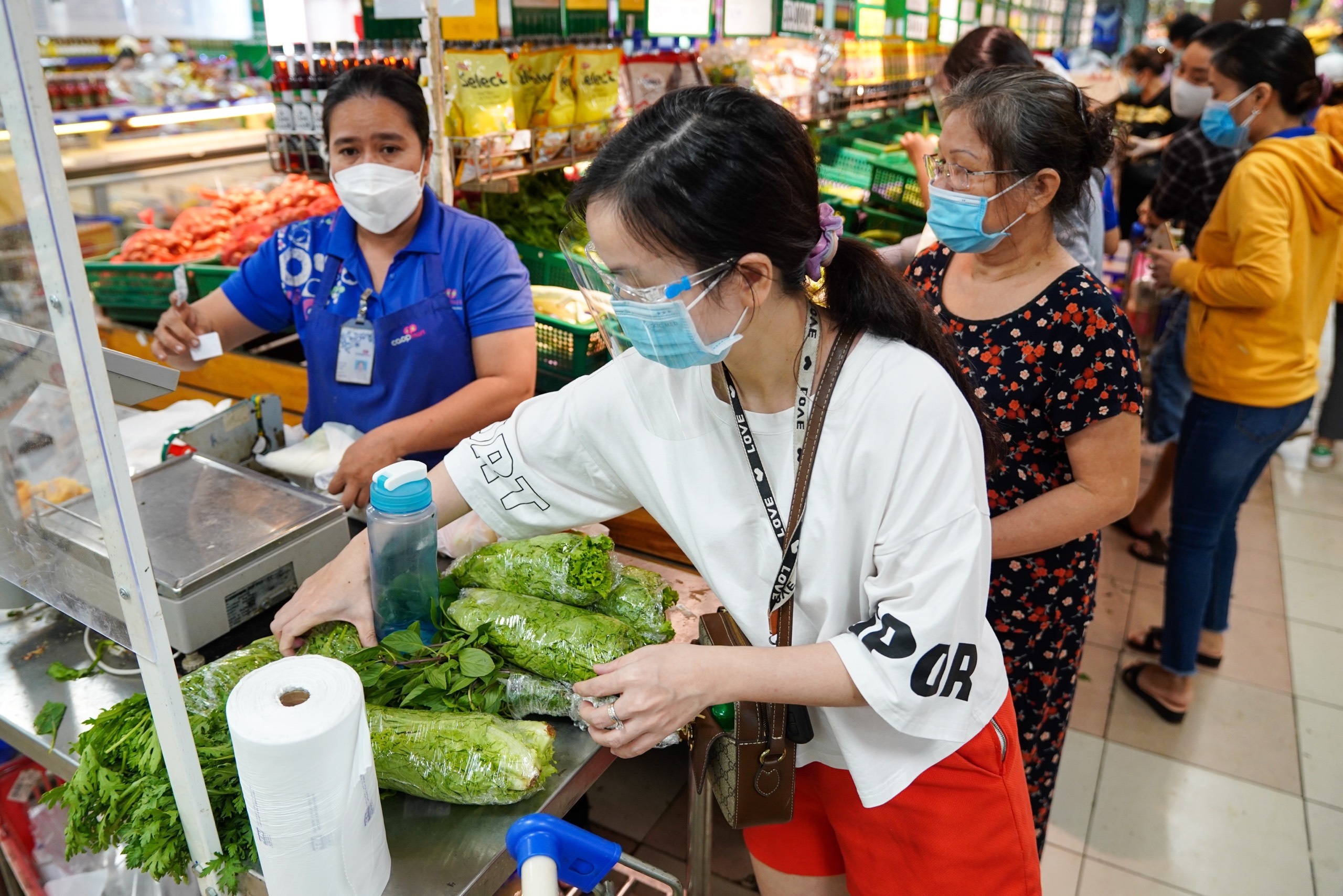 'Toi mua thuc pham du 2 tuan de han che ra ngoai' hinh anh