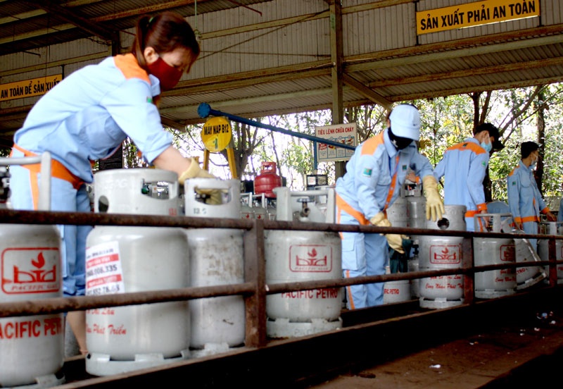 Nhieu nguoi dan TP.HCM kho mua duoc binh nuoc va gas hinh anh