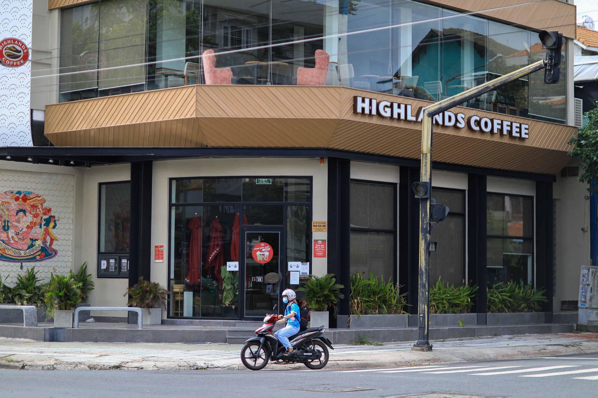 Nhieu chuoi F&B lon o TP.HCM chua muon mo cua tro lai hinh anh