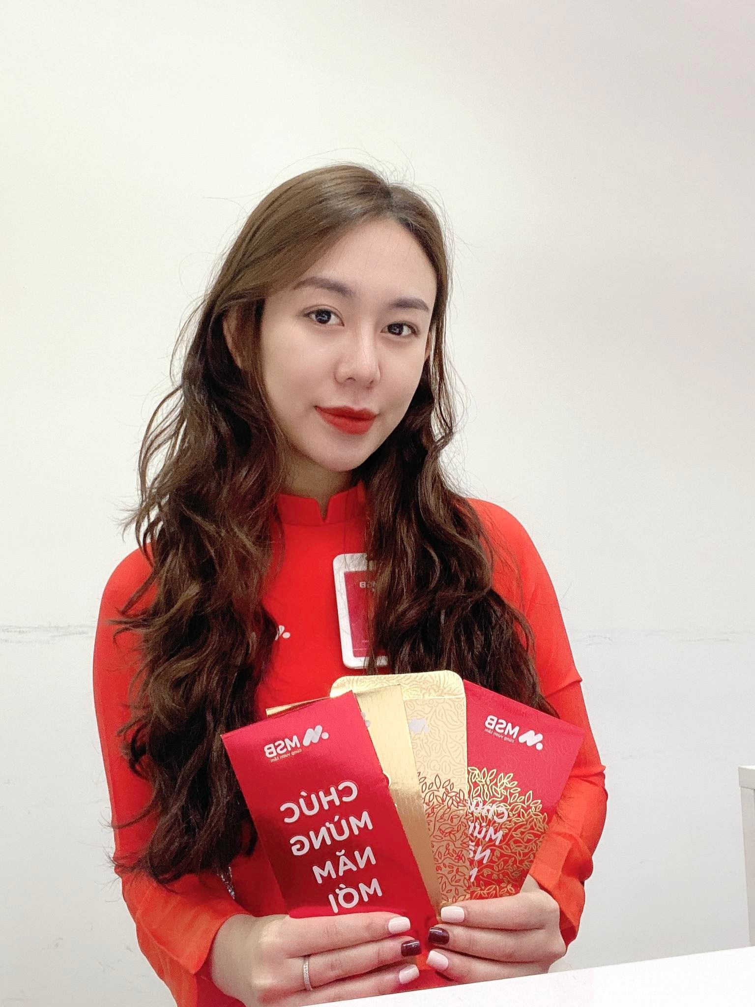 Nhan vien ngan hang nhan li xi tien trieu anh 1