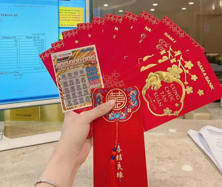 Nhan vien ngan hang nhan li xi the nao ngay di lam dau nam? hinh anh