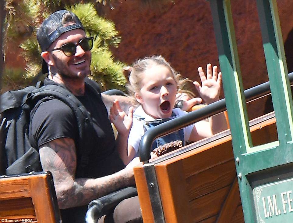 Vo chong Beckham dan cac con di choi Disneyland hinh anh