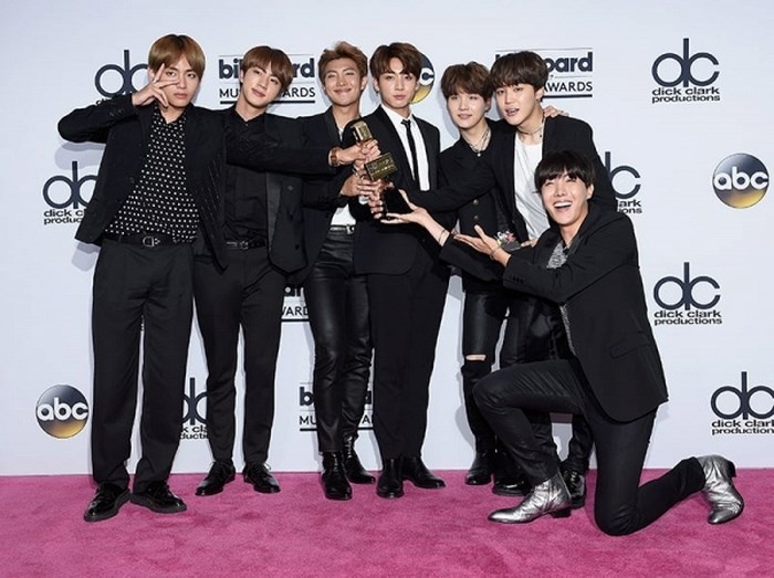 BTS nam thu 2 duoc de cu Billboard Music Awards, doi dau Justin Bieber hinh anh