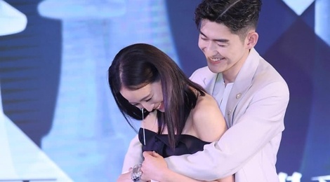 Truong Quan Ninh nguong ngung khi duoc Truong Han om giua su kien hinh anh