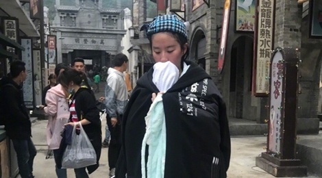 Luu Diec Phi kiet suc vi ngam nuoc lanh trong thoi tiet khac nghiet hinh anh