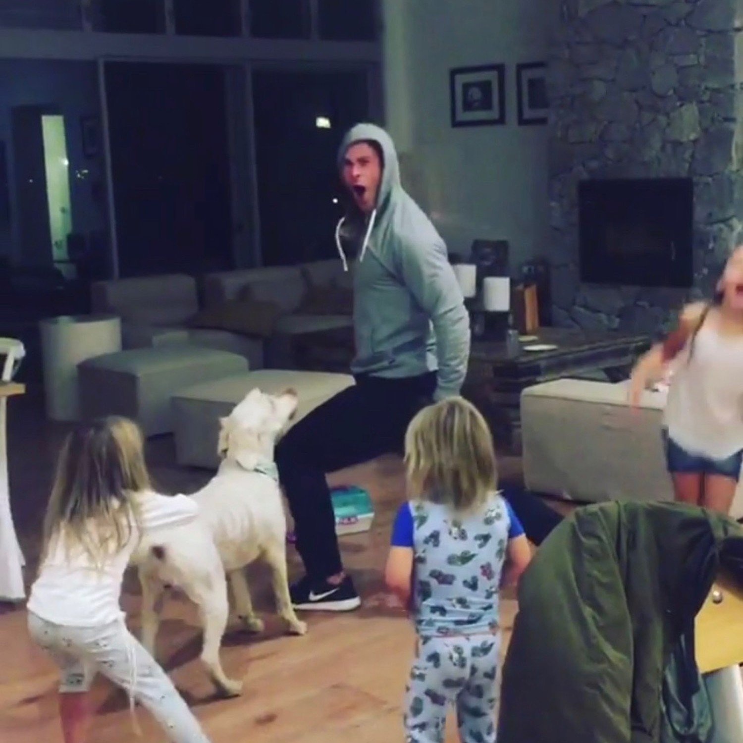 Chris Hemsworth nhay theo nhac Miley Cyrus hinh anh