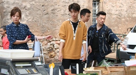 'Ngu A Ca' To Huu Bang sang Phap tham gia show am thuc cua Trieu Vy hinh anh