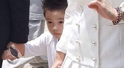 Con trai Lee Byung Hun va Lee Min Jung lan dau lo mat hinh anh