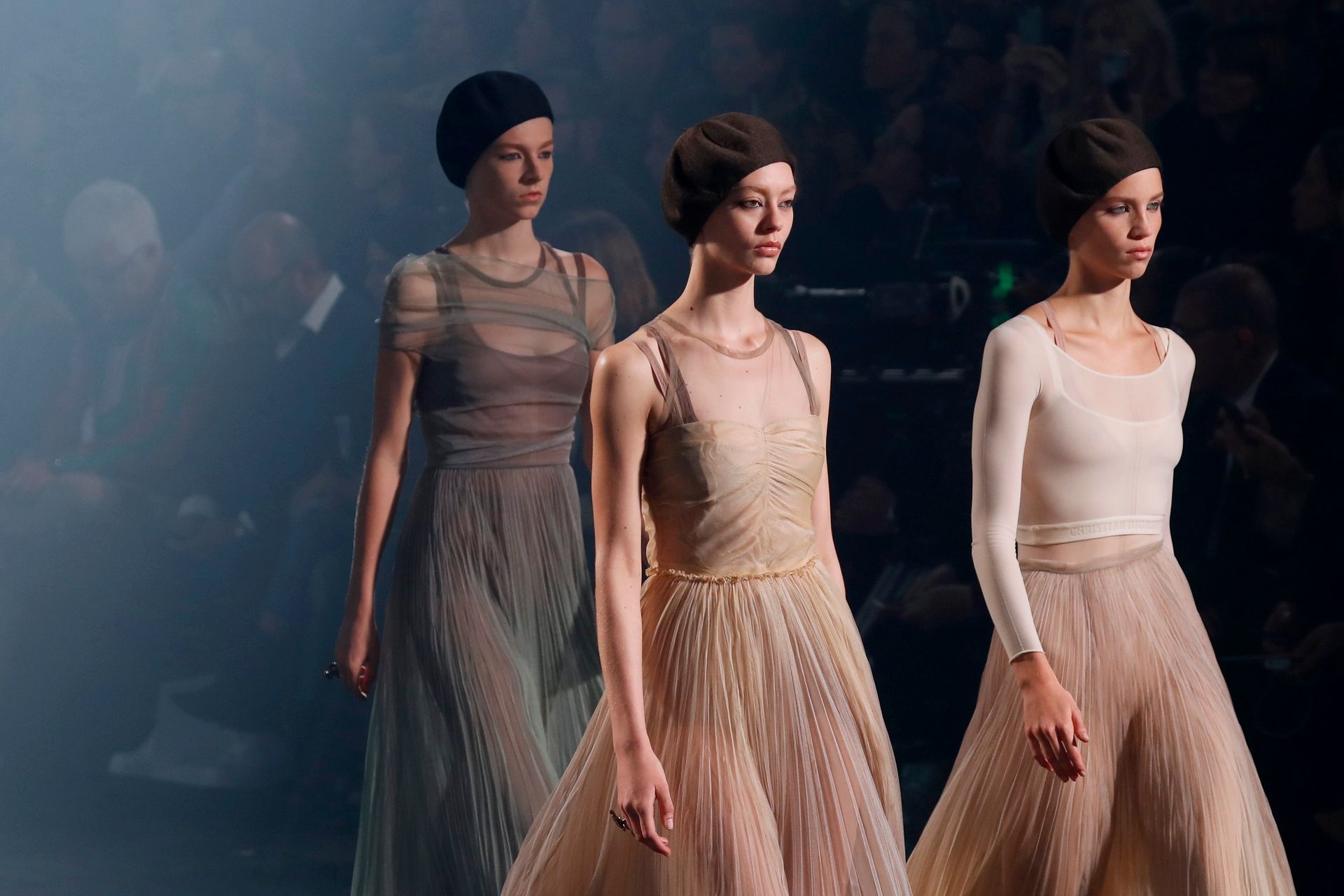 Angela Baby show dior anh 13