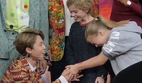 Fan nhi 9 tuoi nguoi My khoc nuc no vi duoc gap BTS hinh anh