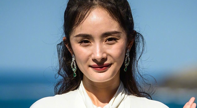 Duong Mich gay tranh cai khi lo anh gia nua, da san sui kem sac hinh anh