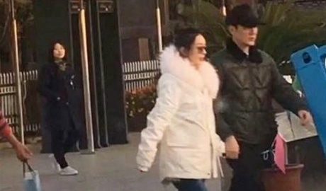 Trieu Le Dinh lo bung to, lan dau xuat hien sau khi ket hon hinh anh