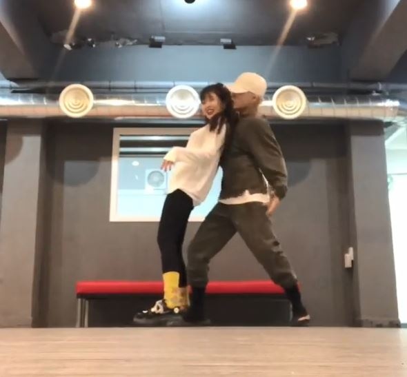 HyunA nhay sexy cung ban trai hinh anh