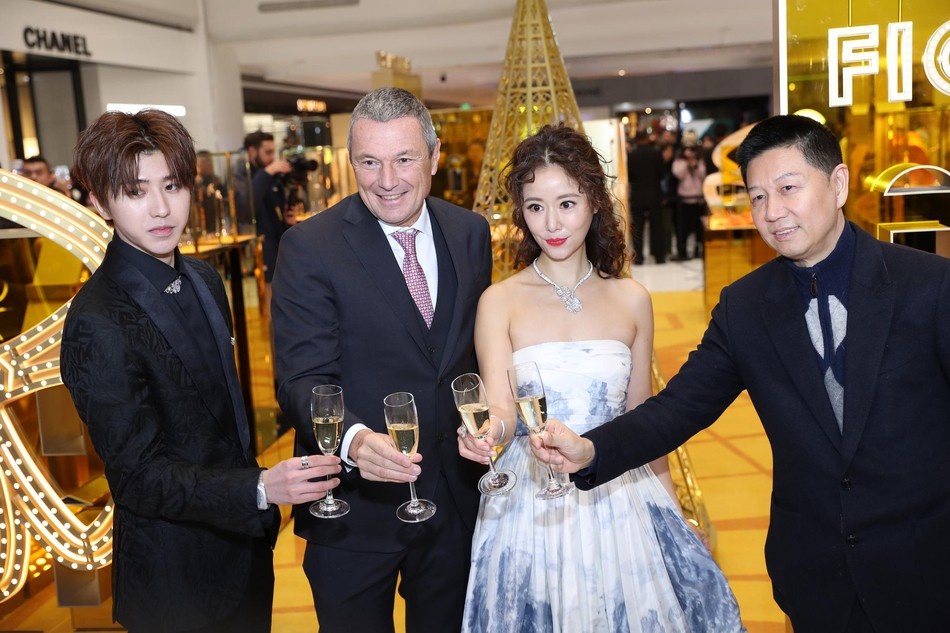 Lam Tam Nhu mac vay khoe vai tran giua thoi tiet lanh gia hinh anh