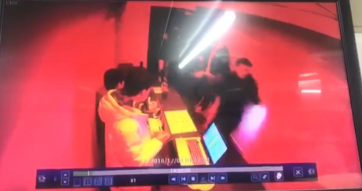 Nhan vien club cua Seungri (Big Bang) keo le mot phu nu hinh anh