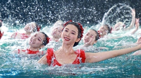 Lam Chi Linh bi to dung the than trong man mua duoi nuoc dem Giao thua hinh anh