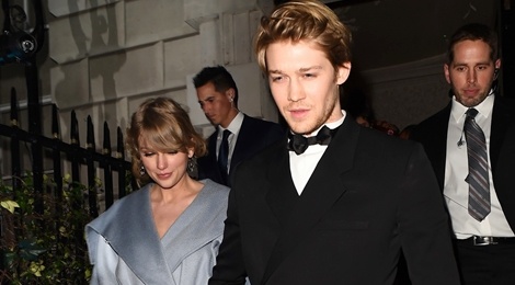 Bo Grammy, Taylor Swift tinh tu ben ban trai tai giai Oscar Anh hinh anh